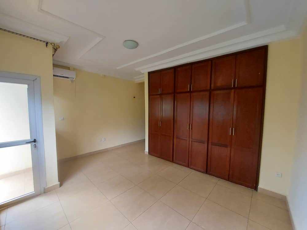 Apartment to rent - Yaoundé, Bastos, Bastos - 1 living room(s), 3 bedroom(s), 3 bathroom(s) - 700 000 FCFA / month