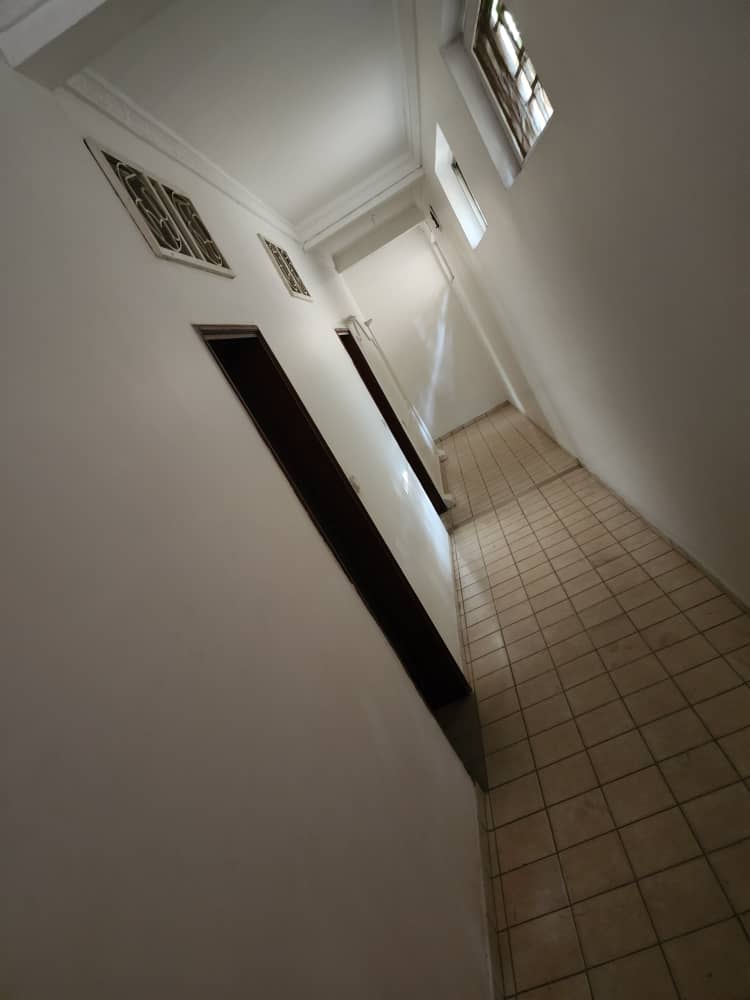 Maison (Duplex) à vendre - Yaoundé, Elig-essono, Elig esonno - 1 salon(s), 5 chambre(s), 4 salle(s) de bains - 200 000 000 FCFA