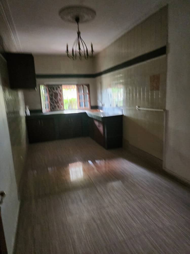 Maison (Duplex) à vendre - Yaoundé, Elig-essono, Elig esonno - 1 salon(s), 5 chambre(s), 4 salle(s) de bains - 200 000 000 FCFA