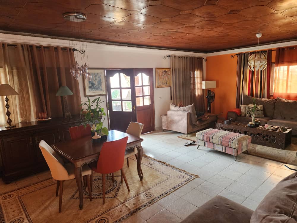 Maison (Duplex) à vendre - Yaoundé, Elig-essono, Elig esonno - 1 salon(s), 5 chambre(s), 4 salle(s) de bains - 200 000 000 FCFA