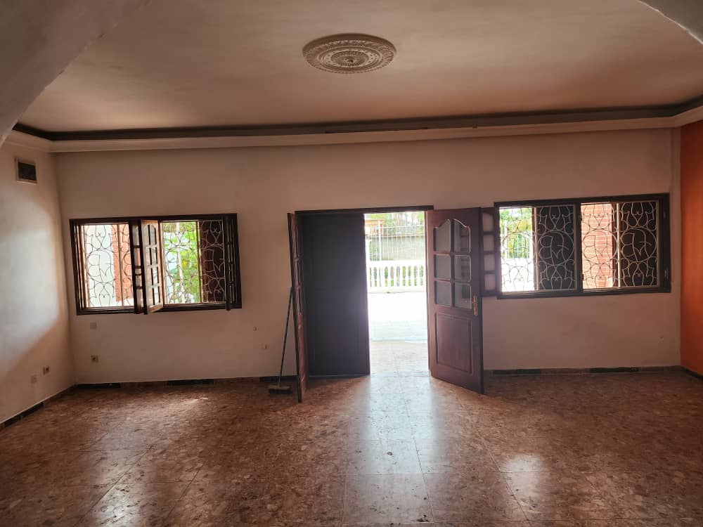Maison (Duplex) à vendre - Yaoundé, Elig-essono, Elig esonno - 1 salon(s), 5 chambre(s), 4 salle(s) de bains - 200 000 000 FCFA