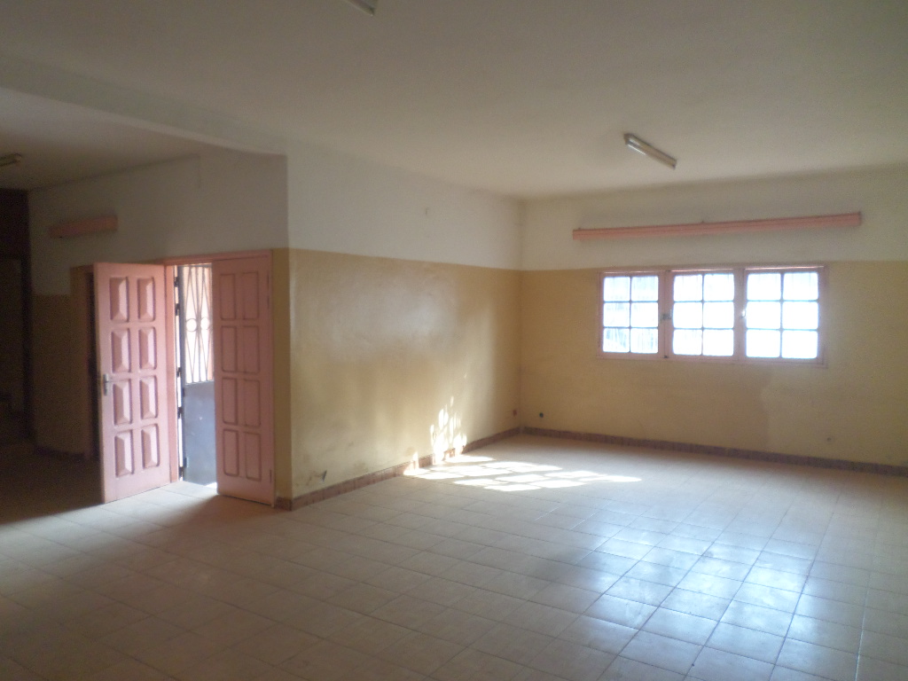 Office to rent at Yaoundé, Mballa II, Mballa 2 - 250 m2 - 500 000 FCFA
