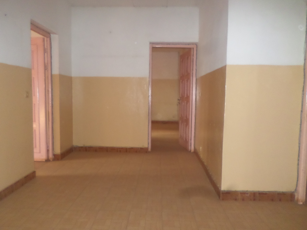Office to rent at Yaoundé, Mballa II, Mballa 2 - 250 m2 - 500 000 FCFA