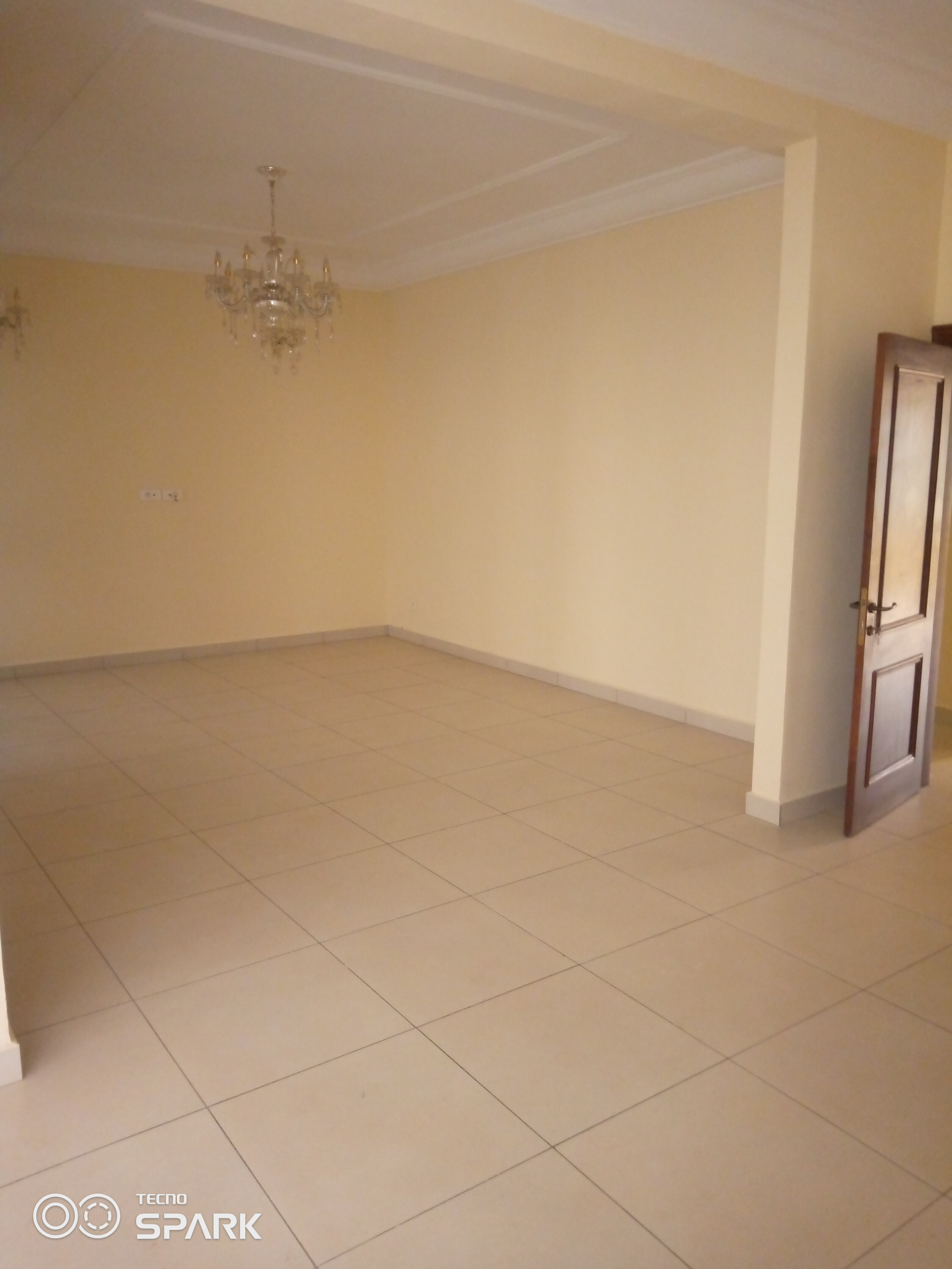 Apartment to rent - Yaoundé, Bastos, Bastos - 1 living room(s), 1 bedroom(s), 2 bathroom(s) - 500 000 FCFA / month