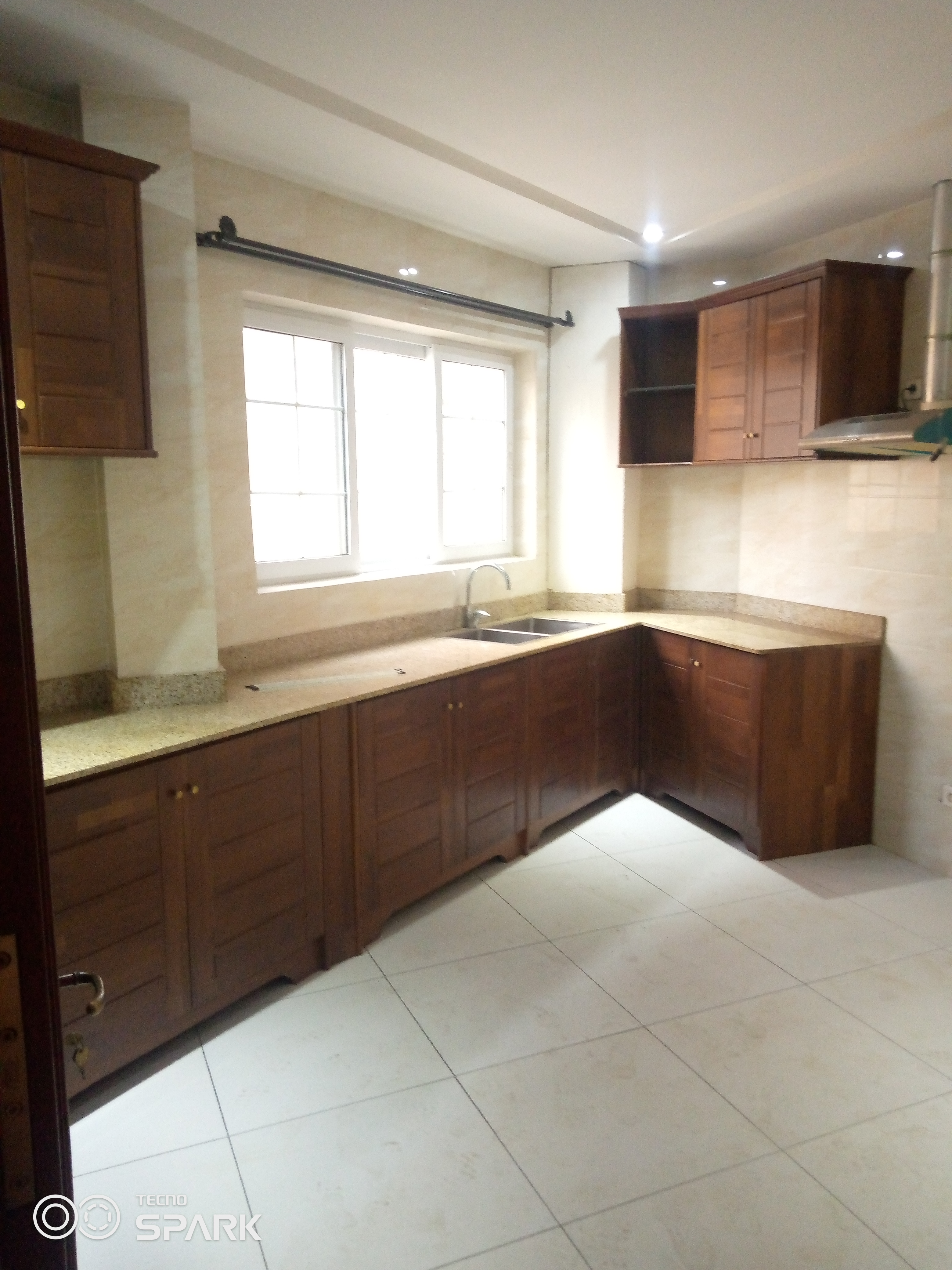 Apartment to rent - Yaoundé, Bastos, Bastos - 1 living room(s), 1 bedroom(s), 2 bathroom(s) - 500 000 FCFA / month