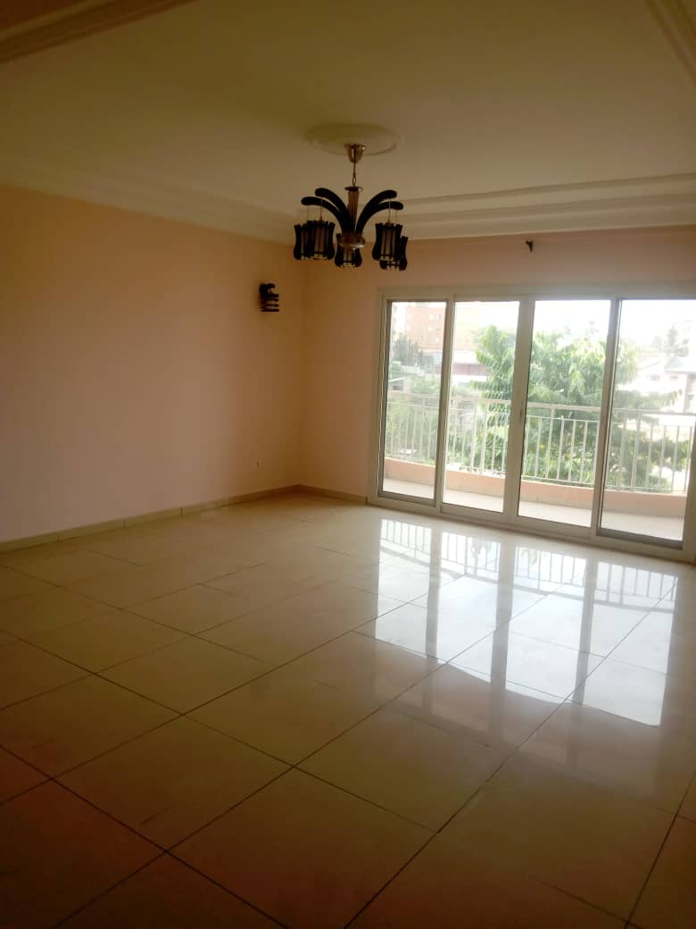 Apartment to rent - Yaoundé, Bastos, Bastos - 1 living room(s), 3 bedroom(s), 4 bathroom(s) - 1 300 000 FCFA / month