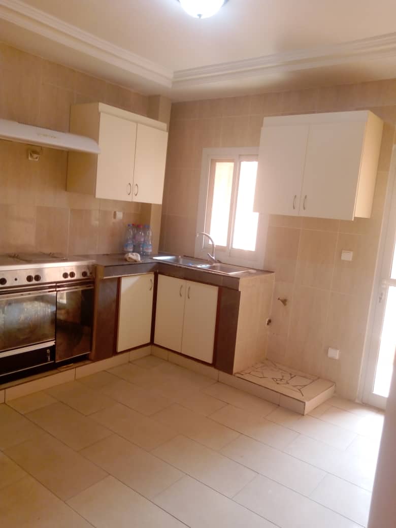 Appartement à louer - Yaoundé, Bastos, Bastos - 1 salon(s), 3 chambre(s), 4 salle(s) de bains - 1 300 000 FCFA / mois