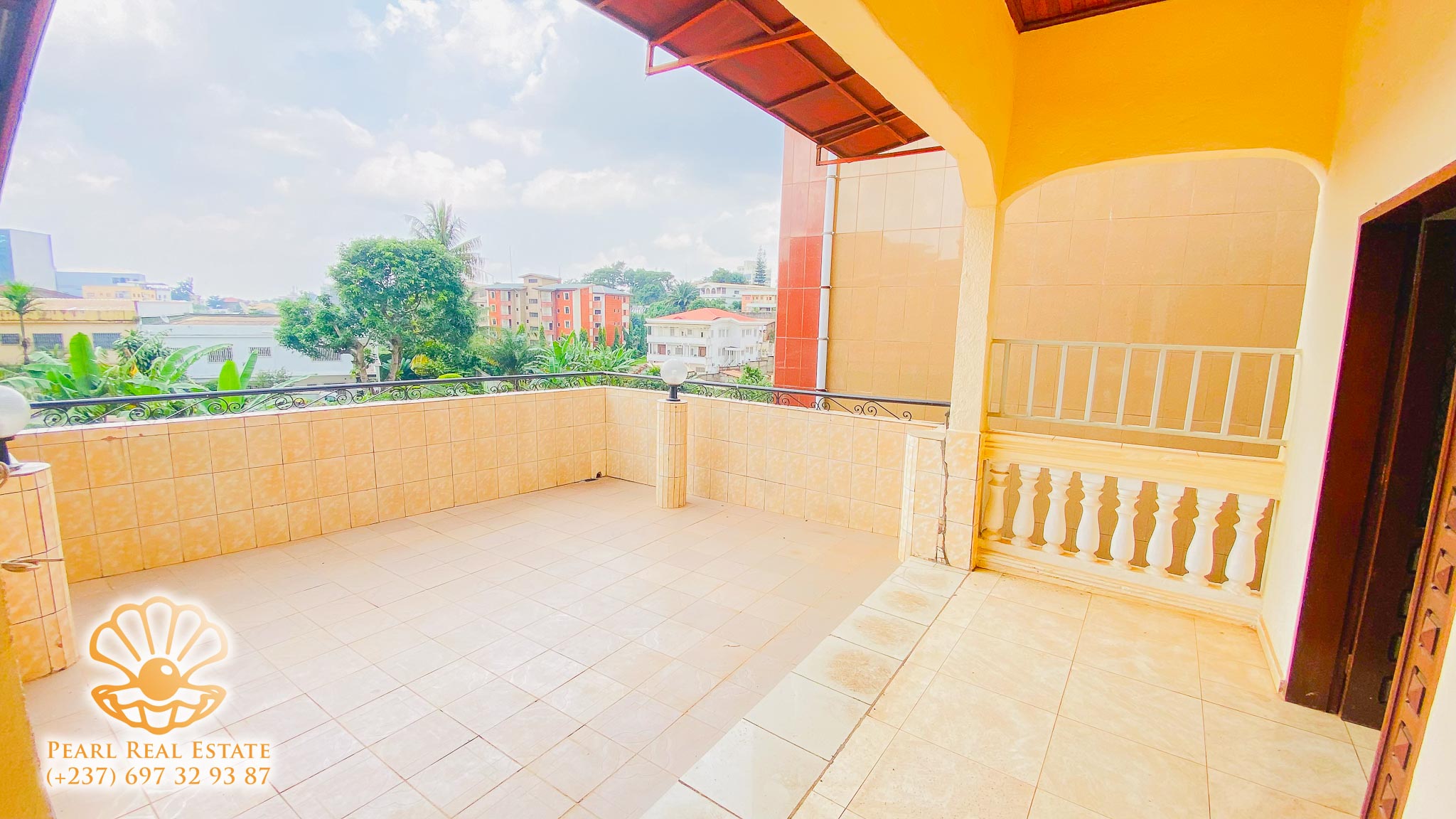 Apartment to rent - Yaoundé, Bastos, Dragages - 1 living room(s), 3 bedroom(s), 2 bathroom(s) - 800 000 FCFA / month
