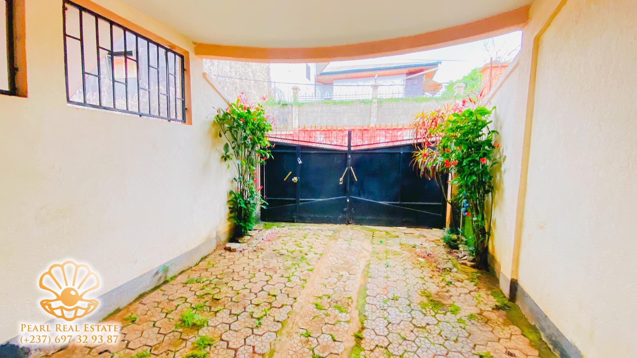 Apartment to rent - Yaoundé, Bastos, Dragages - 1 living room(s), 3 bedroom(s), 2 bathroom(s) - 800 000 FCFA / month