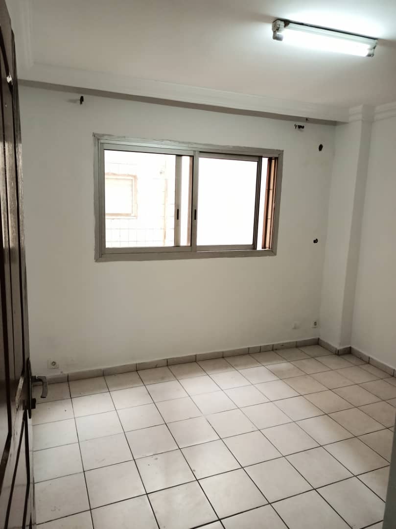 Apartment to rent - Douala, Bonapriso, BONAPRISO - 1 living room(s), 2 bedroom(s), 1 bathroom(s) - 400 000 FCFA / month