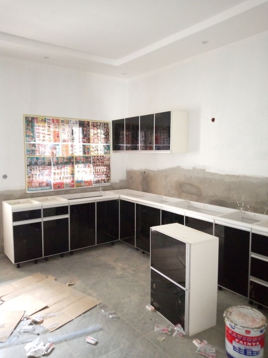 Maison (Triplex) à vendre - Yaoundé, Mfandena, Mfandena - 2 salon(s), 4 chambre(s), 5 salle(s) de bains - 270 000 000 FCFA