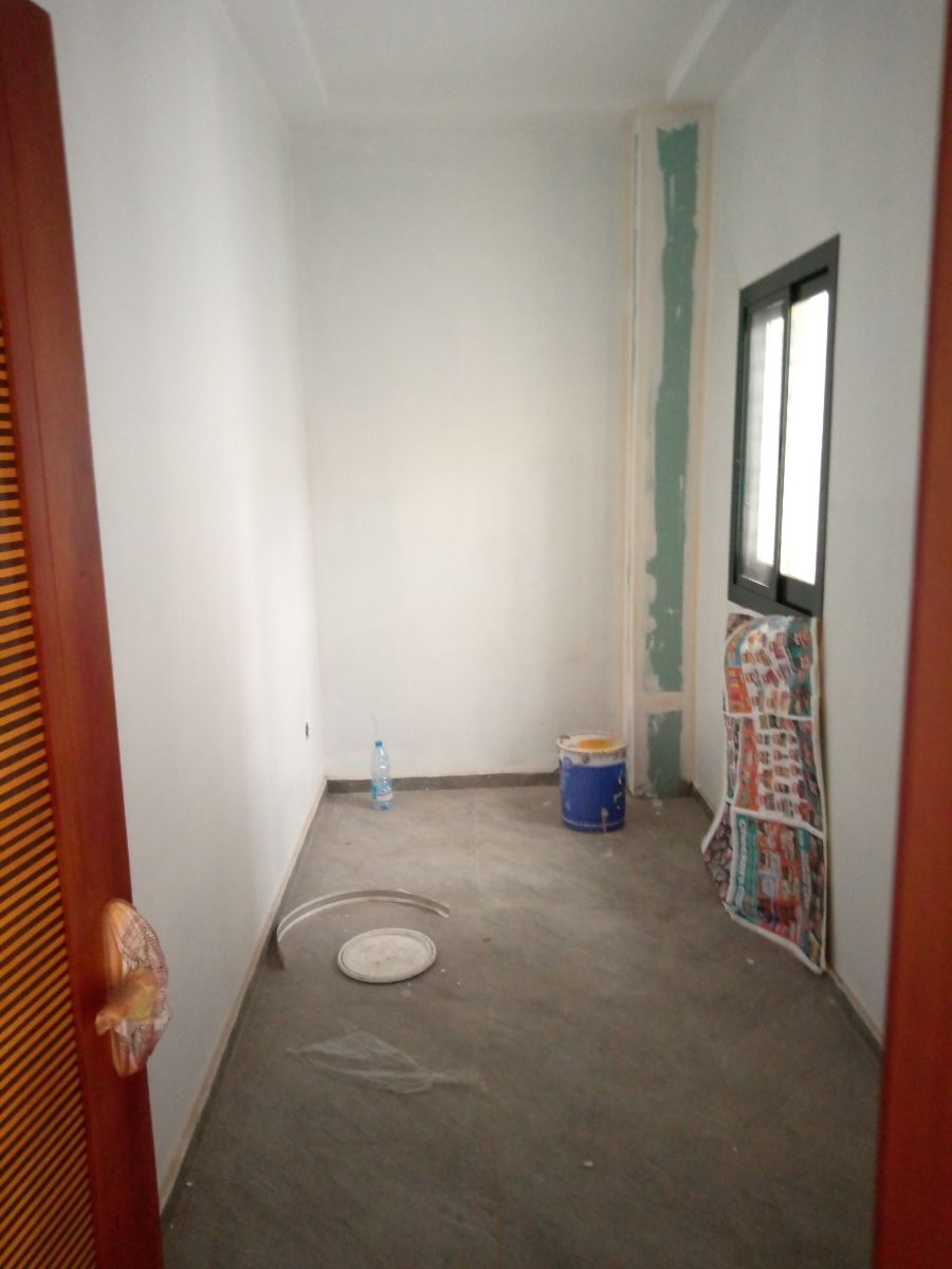 Maison (Triplex) à vendre - Yaoundé, Mfandena, Mfandena - 2 salon(s), 4 chambre(s), 5 salle(s) de bains - 270 000 000 FCFA