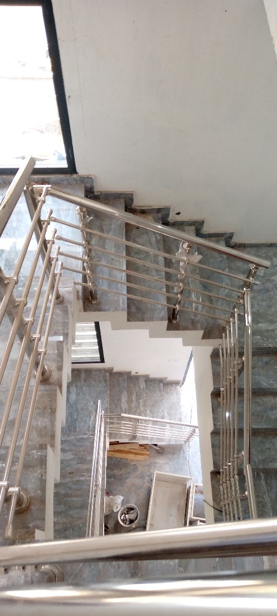 Maison (Triplex) à vendre - Yaoundé, Mfandena, Mfandena - 2 salon(s), 4 chambre(s), 5 salle(s) de bains - 270 000 000 FCFA