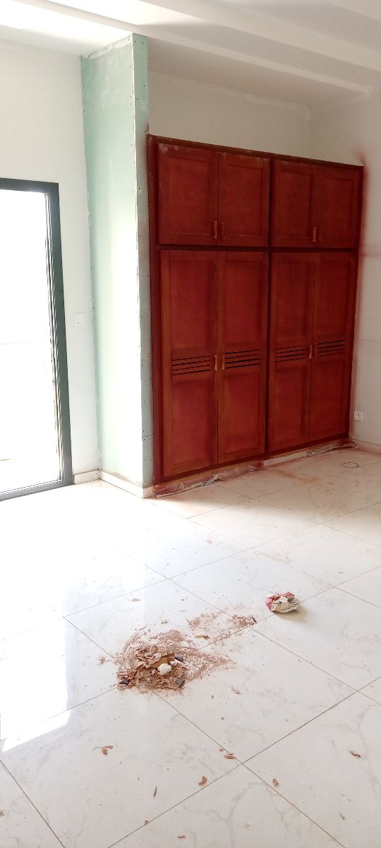 Maison (Triplex) à vendre - Yaoundé, Mfandena, Mfandena - 2 salon(s), 4 chambre(s), 5 salle(s) de bains - 270 000 000 FCFA