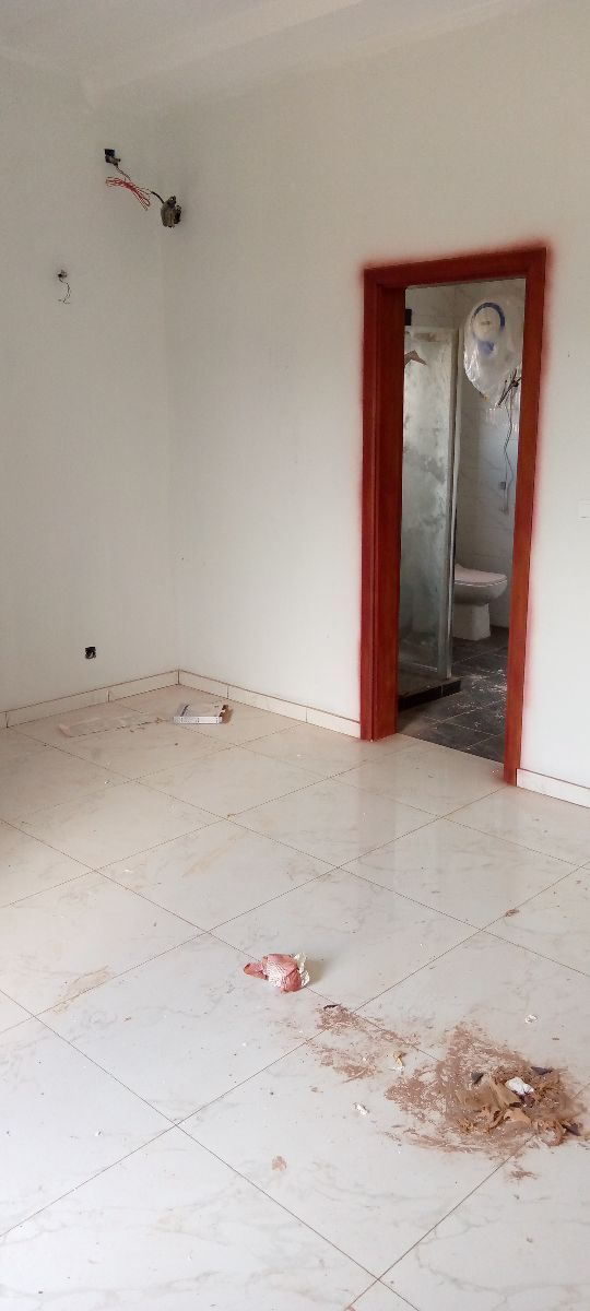 Maison (Triplex) à vendre - Yaoundé, Mfandena, Mfandena - 2 salon(s), 4 chambre(s), 5 salle(s) de bains - 270 000 000 FCFA
