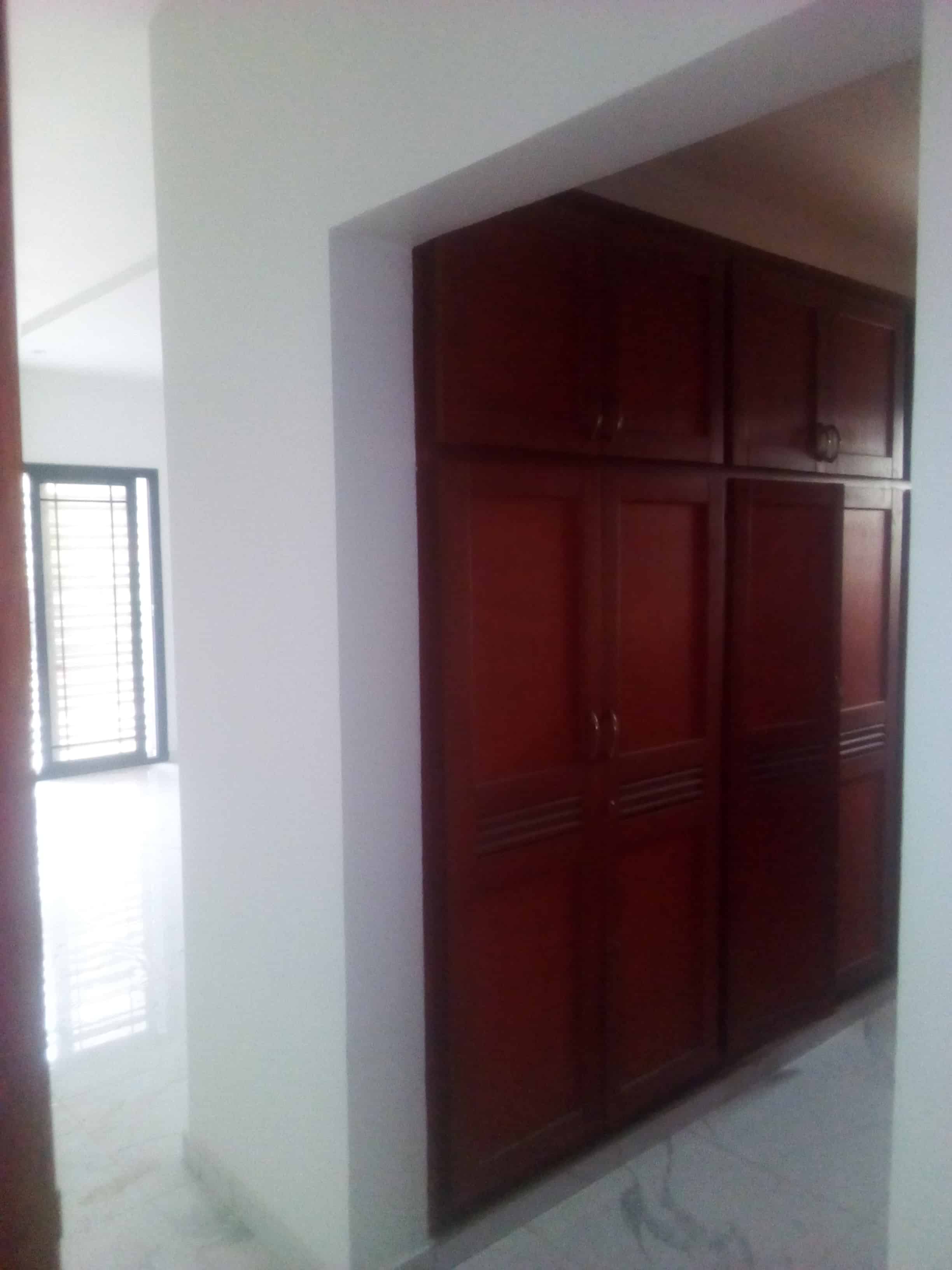 Maison (Duplex) à vendre - Yaoundé, Mfandena, Mfandena(duplex avec piscine) - 2 salon(s), 4 chambre(s), 5 salle(s) de bains - 400 000 000 FCFA