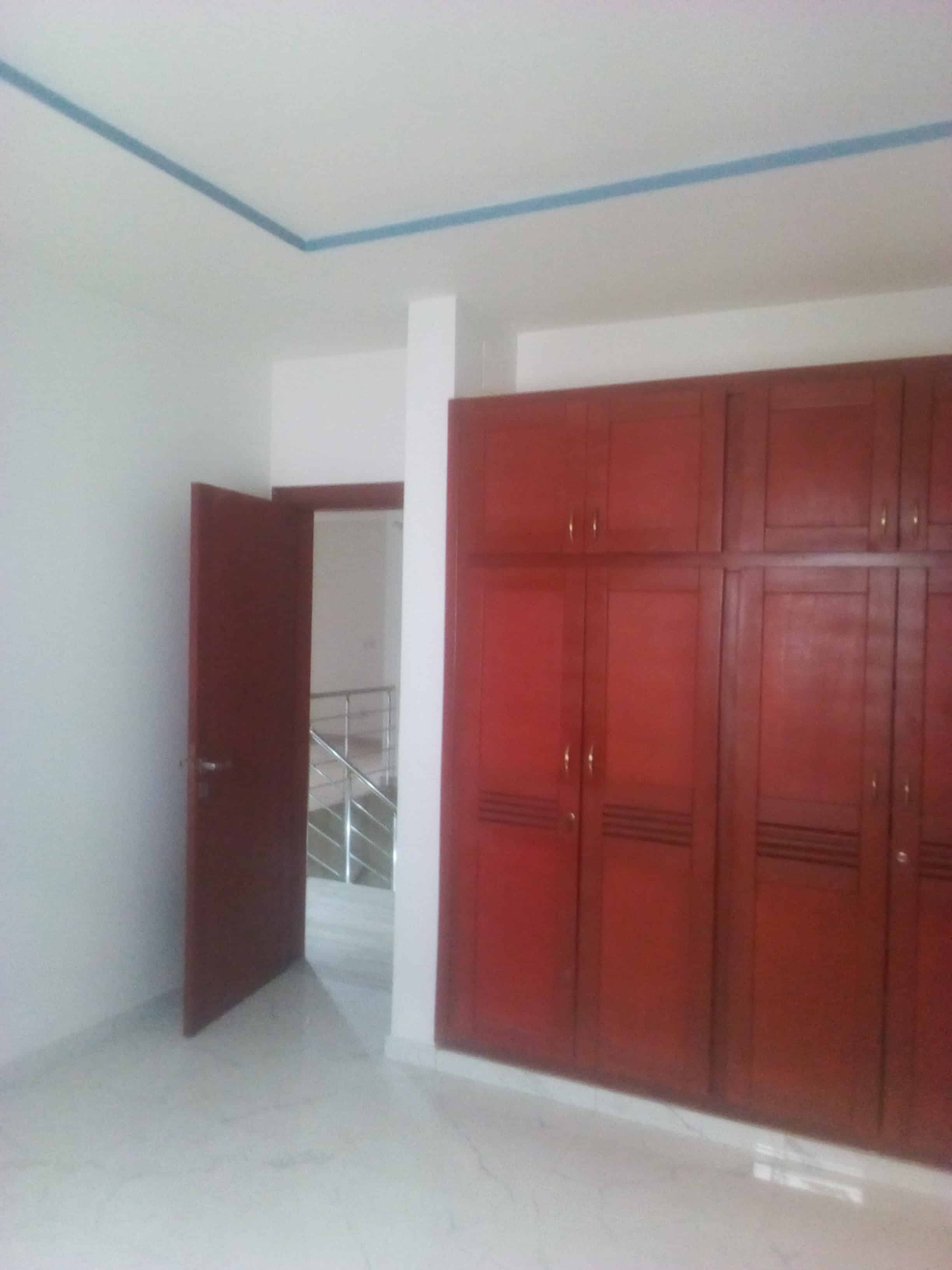 Maison (Duplex) à vendre - Yaoundé, Mfandena, Mfandena(duplex avec piscine) - 2 salon(s), 4 chambre(s), 5 salle(s) de bains - 400 000 000 FCFA