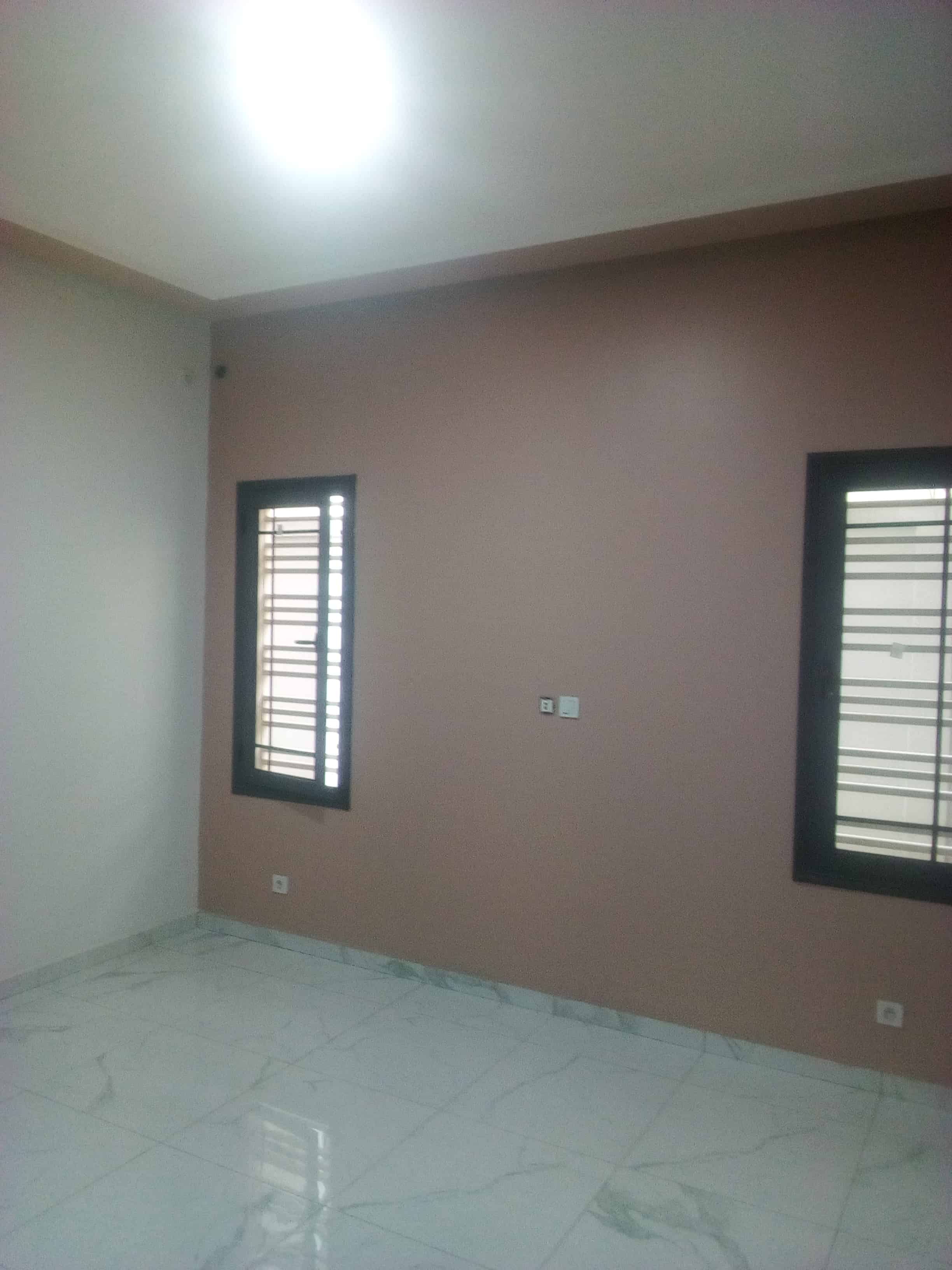 Maison (Duplex) à vendre - Yaoundé, Mfandena, Mfandena(duplex avec piscine) - 2 salon(s), 4 chambre(s), 5 salle(s) de bains - 400 000 000 FCFA