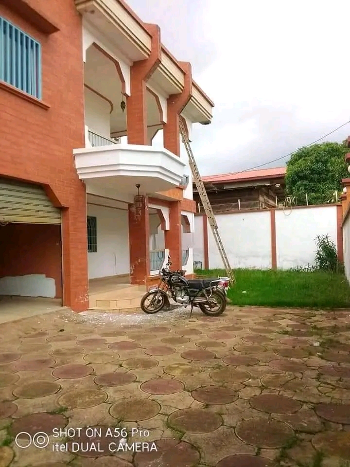 Office to rent at Yaoundé, Mfandena, Mfandena - 600 m2 - 850 000 FCFA