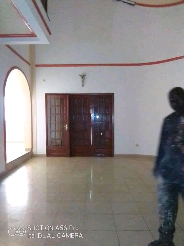 Office to rent at Yaoundé, Mfandena, Mfandena - 600 m2 - 850 000 FCFA