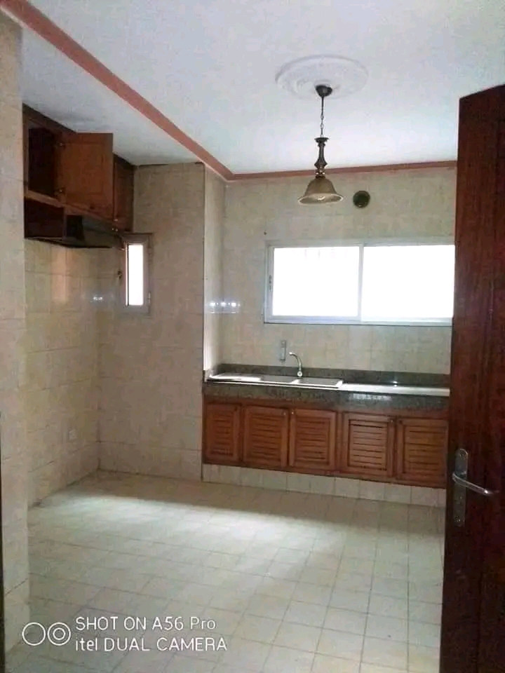 Office to rent at Yaoundé, Mfandena, Mfandena - 600 m2 - 850 000 FCFA