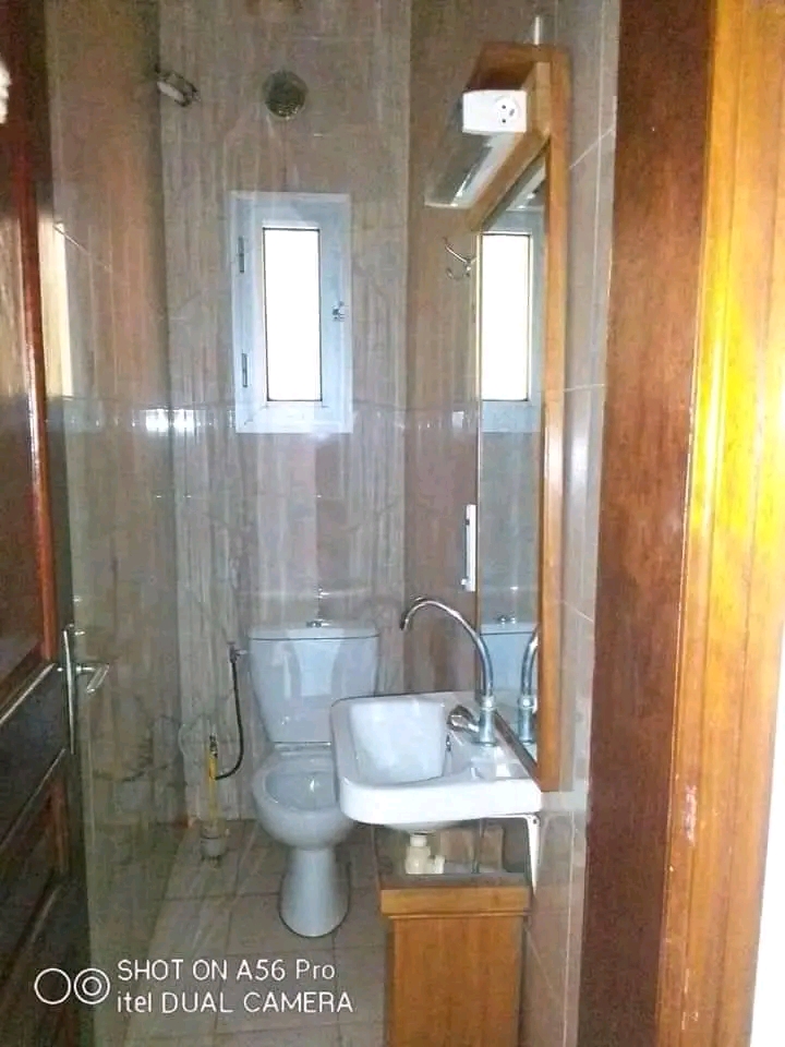 Office to rent at Yaoundé, Mfandena, Mfandena - 600 m2 - 850 000 FCFA