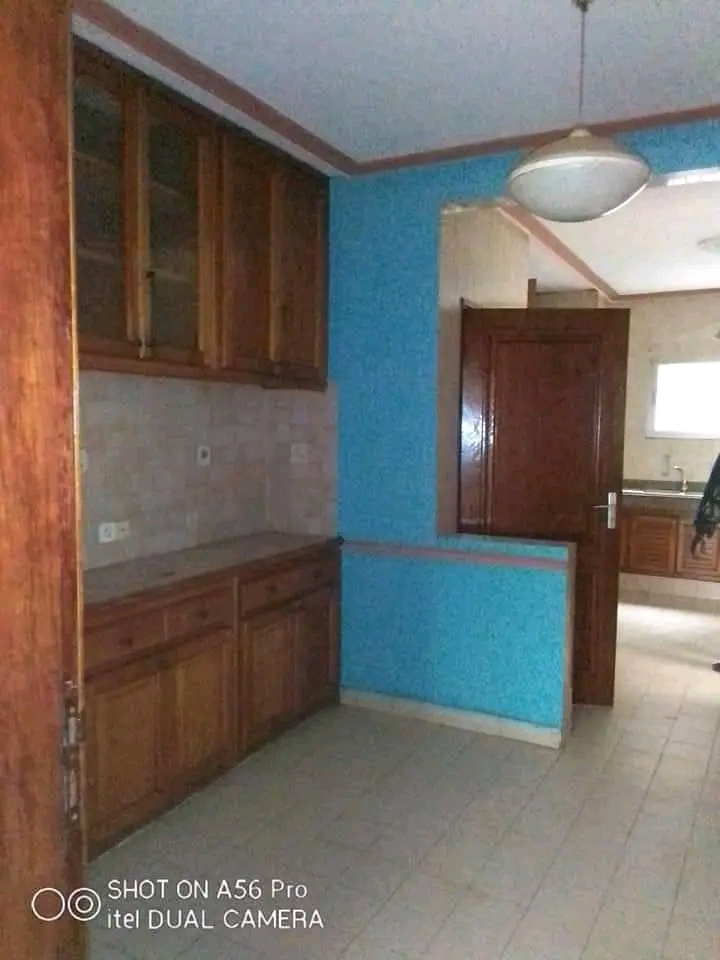 Office to rent at Yaoundé, Mfandena, Mfandena - 600 m2 - 850 000 FCFA