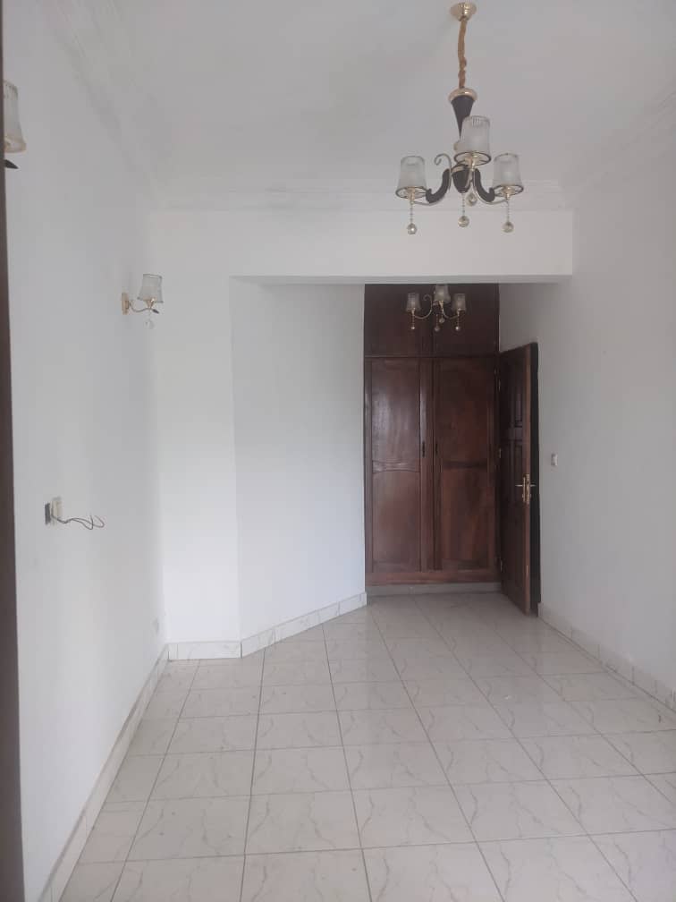Apartment to rent - Yaoundé, Bastos, Bastos - 1 living room(s), 2 bedroom(s), 3 bathroom(s) - 700 000 FCFA / month