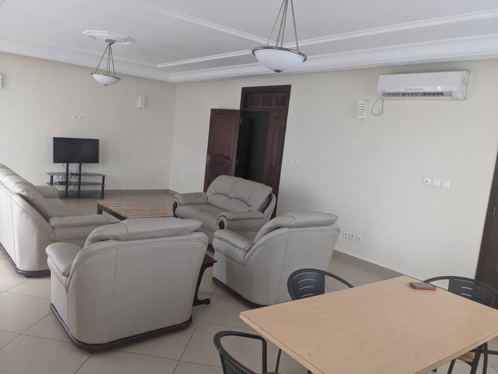 Appartement à louer - Yaoundé, Bastos, Bastos - 1 salon(s), 3 chambre(s), 4 salle(s) de bains - 1 500 000 FCFA / mois