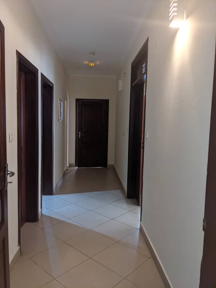Appartement à louer - Yaoundé, Bastos, Bastos - 1 salon(s), 3 chambre(s), 4 salle(s) de bains - 1 500 000 FCFA / mois