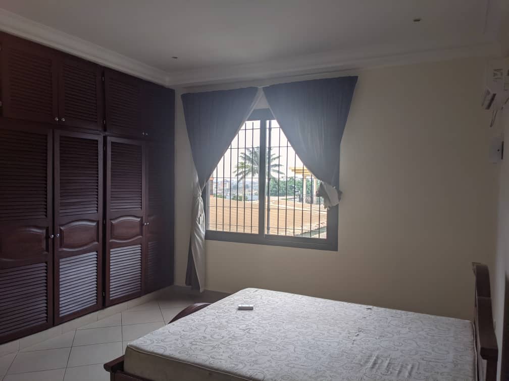 Appartement à louer - Yaoundé, Bastos, Bastos - 1 salon(s), 3 chambre(s), 4 salle(s) de bains - 1 500 000 FCFA / mois
