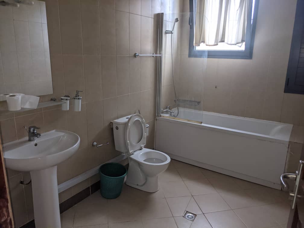 Appartement à louer - Yaoundé, Bastos, Bastos - 1 salon(s), 3 chambre(s), 4 salle(s) de bains - 1 500 000 FCFA / mois