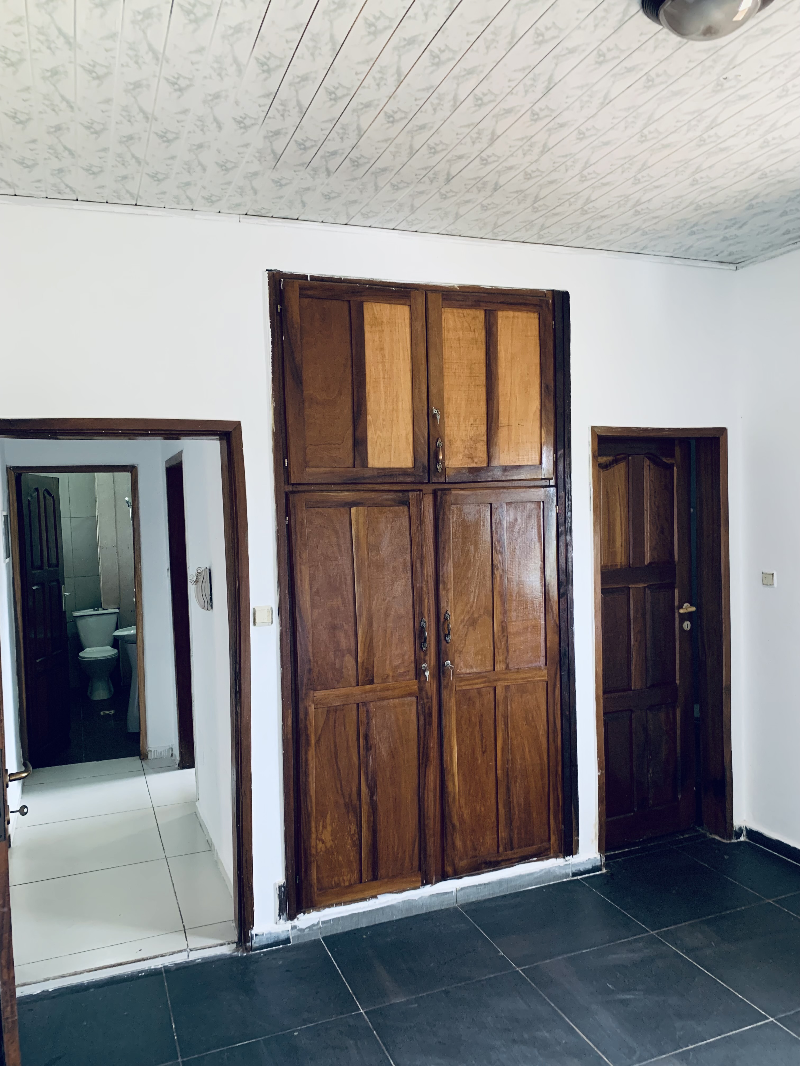 Apartment to rent - Yaoundé, Nsimeyong, Shell - 1 living room(s), 2 bedroom(s), 1 bathroom(s) - 150 000 FCFA / month