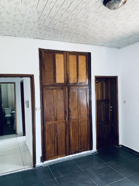 Apartment to rent - Yaoundé, Nsimeyong, Shell - 1 living room(s), 2 bedroom(s), 1 bathroom(s) - 150 000 FCFA / month