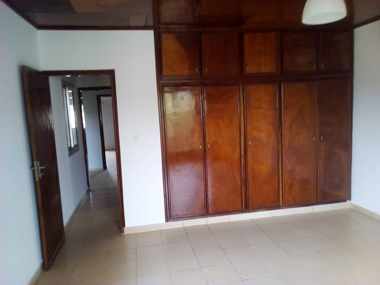 Office to rent at Yaoundé, Bastos, Golf - 500 m2 - 2 500 000 FCFA