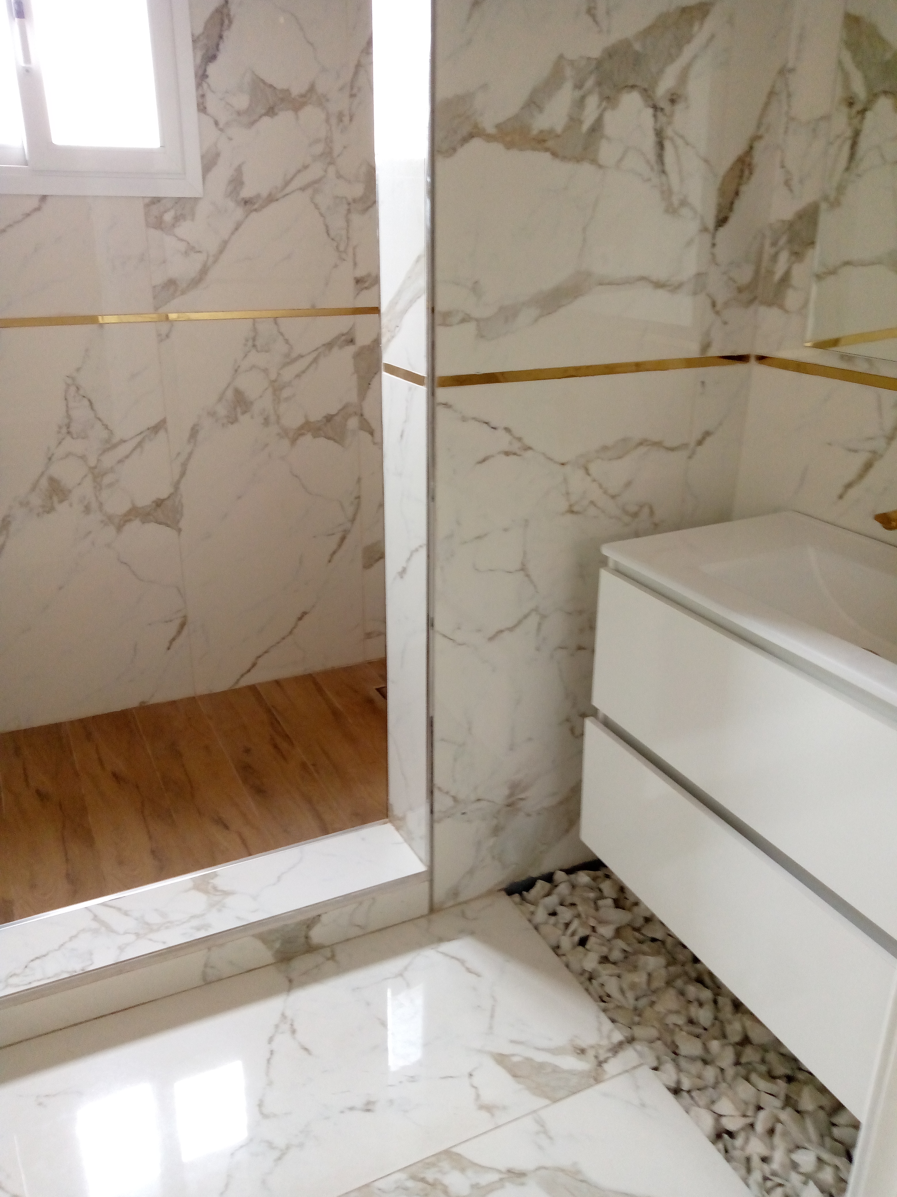 Apartment to rent - Yaoundé, Bastos, Golf - 1 living room(s), 4 bedroom(s), 3 bathroom(s) - 1 800 000 FCFA / month