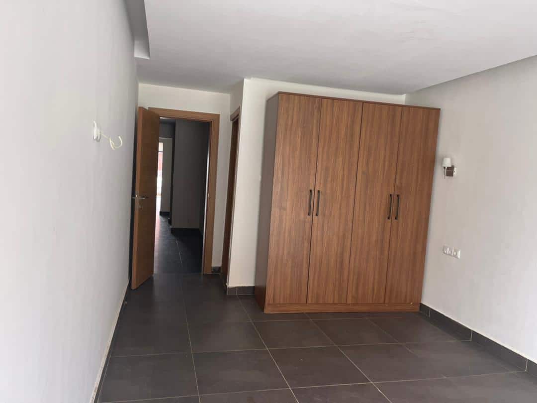 Apartment to rent - Yaoundé, Bastos, Golf - 1 living room(s), 3 bedroom(s), 4 bathroom(s) - 1 500 000 FCFA / month