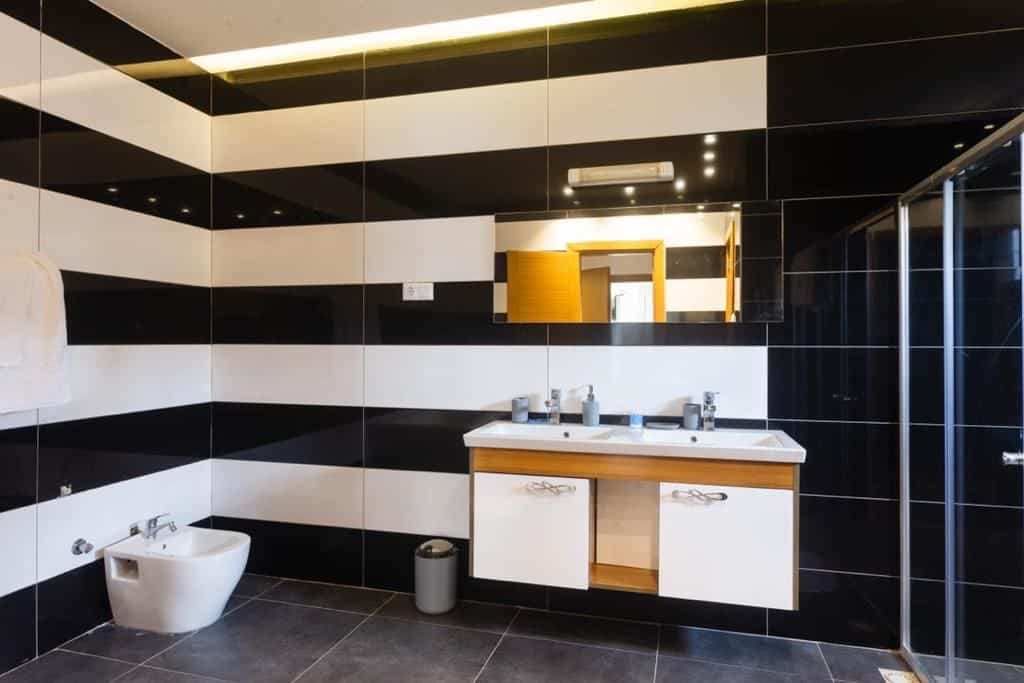 Apartment to rent - Yaoundé, Bastos, Golf - 1 living room(s), 3 bedroom(s), 4 bathroom(s) - 1 500 000 FCFA / month