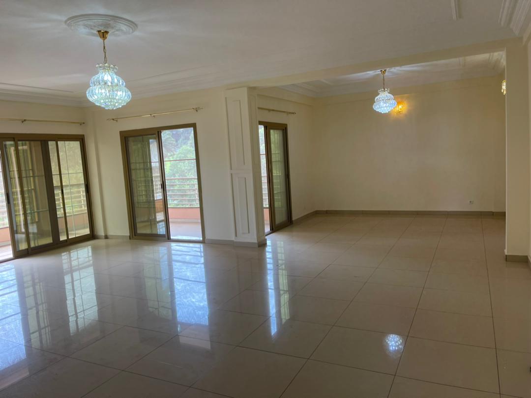 Apartment to rent - Yaoundé, Bastos, Golf - 1 living room(s), 3 bedroom(s), 3 bathroom(s) - 1 600 000 FCFA / month