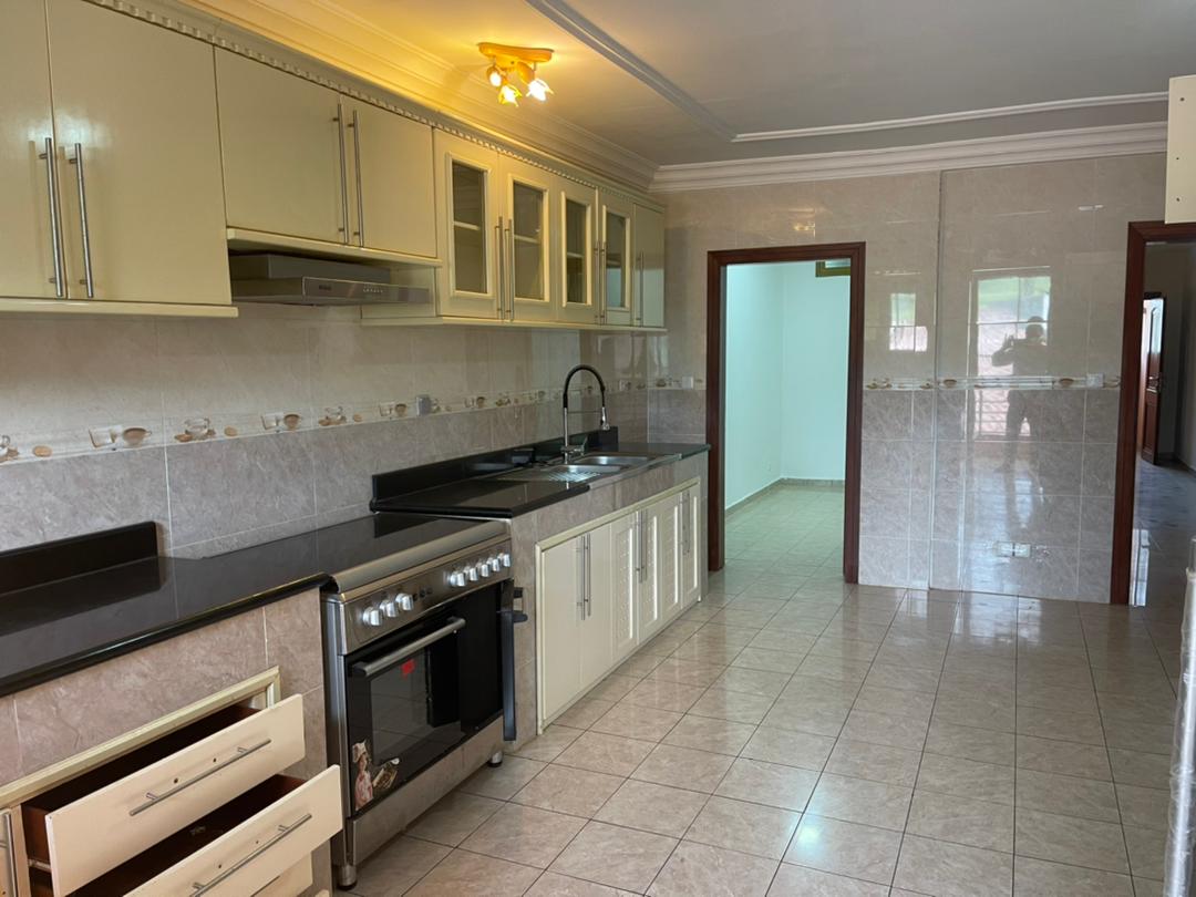 Apartment to rent - Yaoundé, Bastos, Golf - 1 living room(s), 3 bedroom(s), 3 bathroom(s) - 1 600 000 FCFA / month