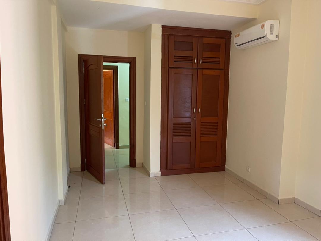 Apartment to rent - Yaoundé, Bastos, Golf - 1 living room(s), 3 bedroom(s), 3 bathroom(s) - 1 600 000 FCFA / month