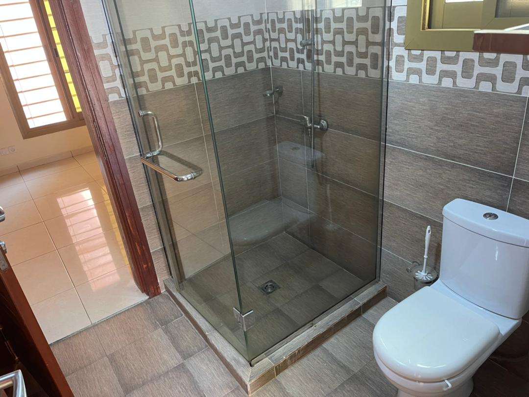 Apartment to rent - Yaoundé, Bastos, Golf - 1 living room(s), 3 bedroom(s), 3 bathroom(s) - 1 600 000 FCFA / month