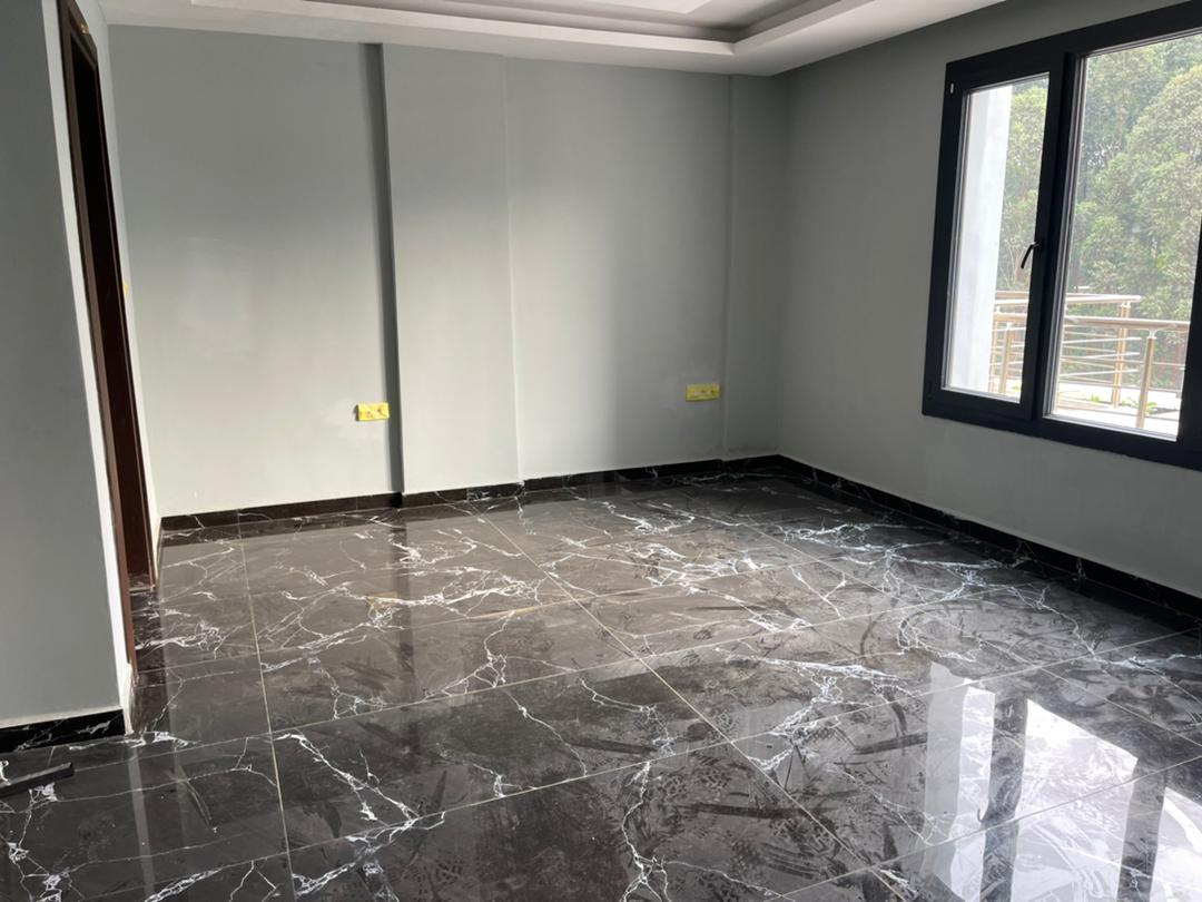 Appartement à louer - Yaoundé, Bastos, Bastos - 1 salon(s), 3 chambre(s), 4 salle(s) de bains - 1 500 000 FCFA / mois