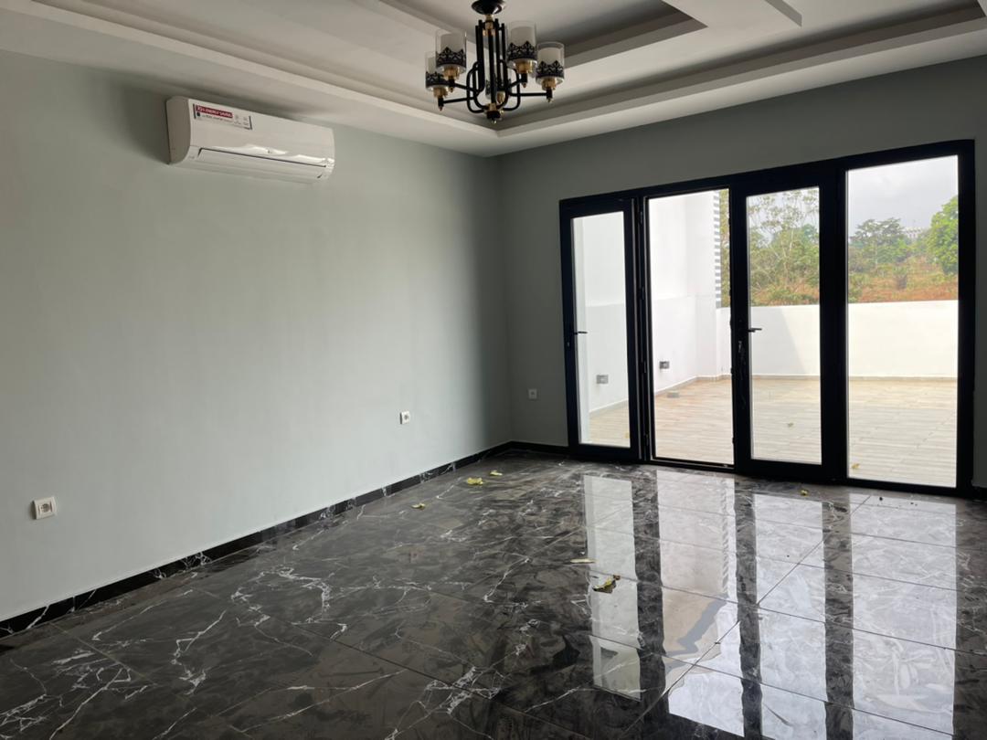 Appartement à louer - Yaoundé, Bastos, Bastos - 1 salon(s), 3 chambre(s), 4 salle(s) de bains - 1 500 000 FCFA / mois