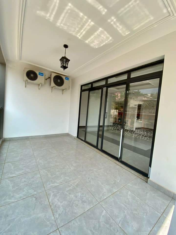 Apartment to rent - Yaoundé, Bastos, Bastos - 1 living room(s), 2 bedroom(s), 3 bathroom(s) - 1 000 000 FCFA / month