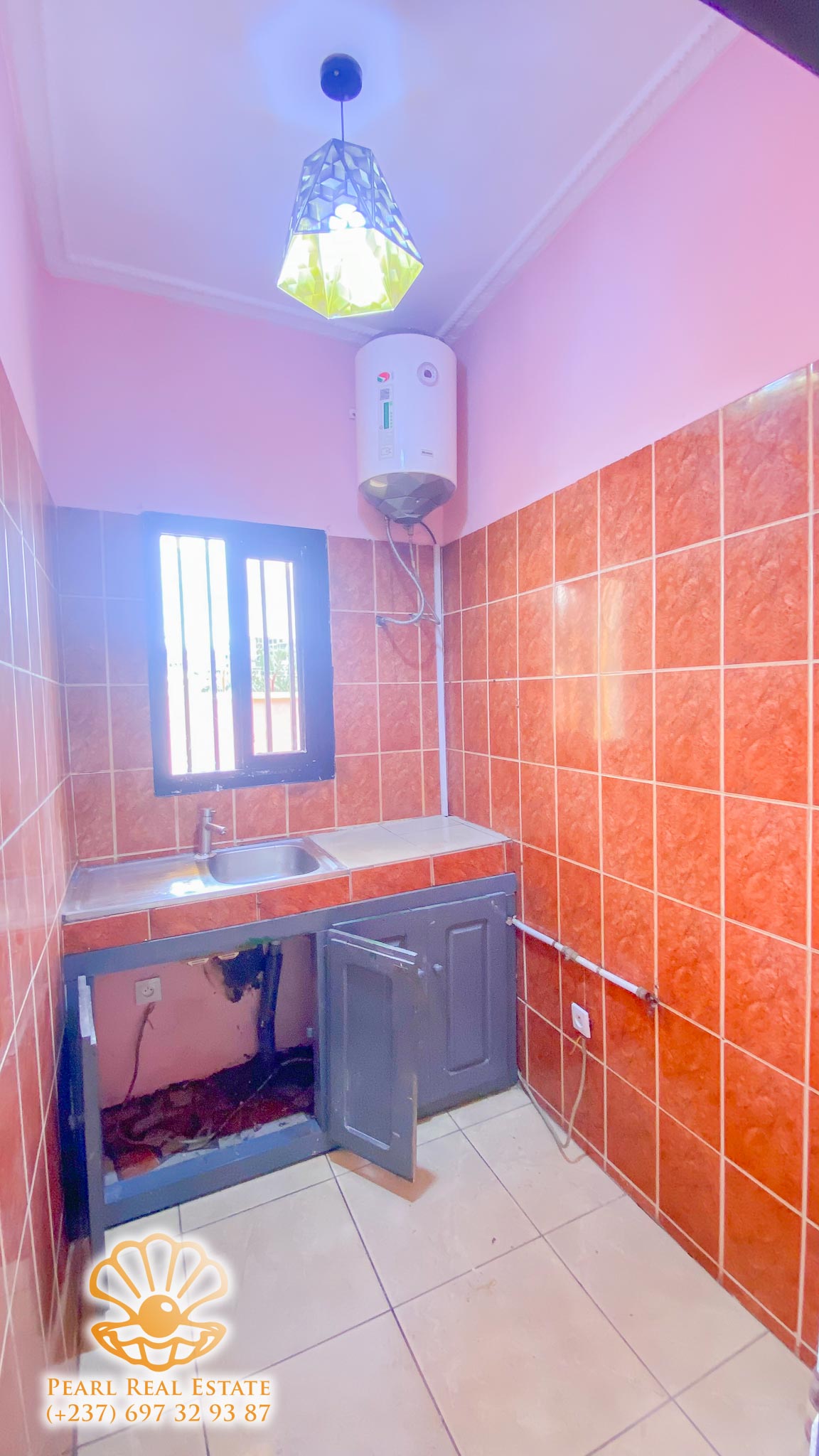 Appartement à louer - Yaoundé, Bastos, École publique Bastos - 1 salon(s), 1 chambre(s), 1 salle(s) de bains - 200 000 FCFA / mois