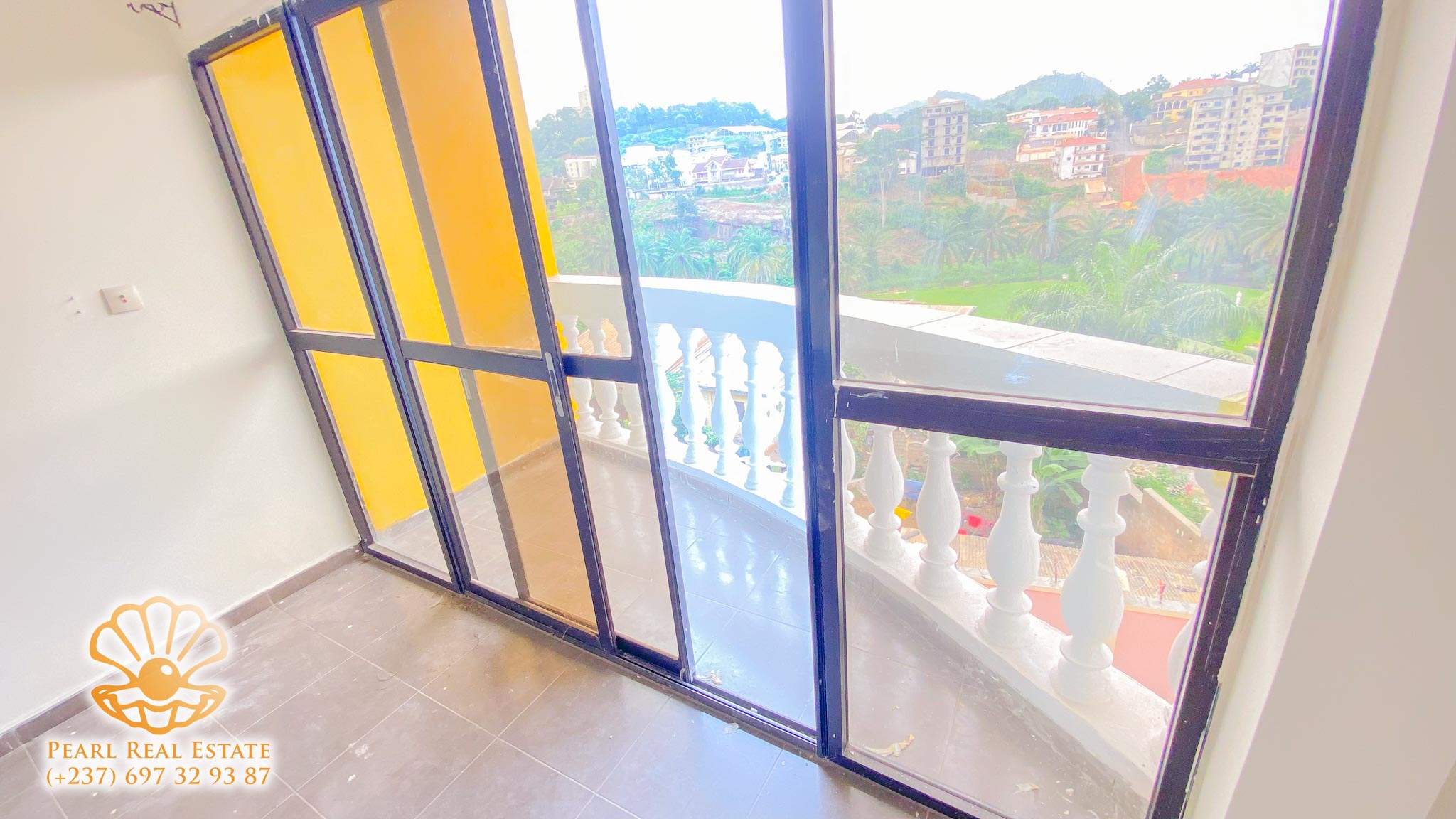 Appartement à louer - Yaoundé, Bastos, Ecole Publique Bastos - 1 salon(s), 2 chambre(s), 1 salle(s) de bains - 400 000 FCFA / mois