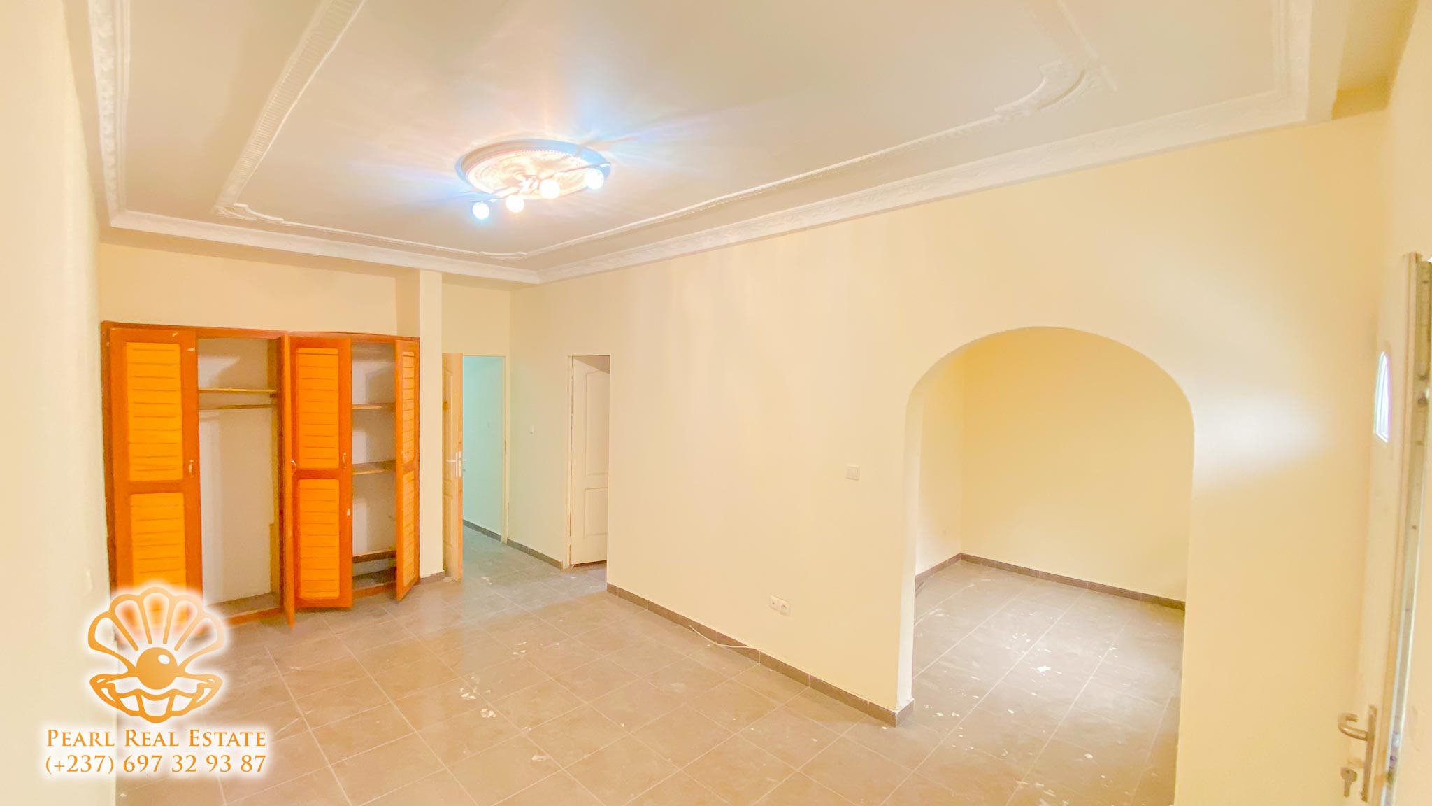 Appartement à louer - Yaoundé, Bastos, Ecole Publique Bastos - 1 salon(s), 2 chambre(s), 1 salle(s) de bains - 400 000 FCFA / mois