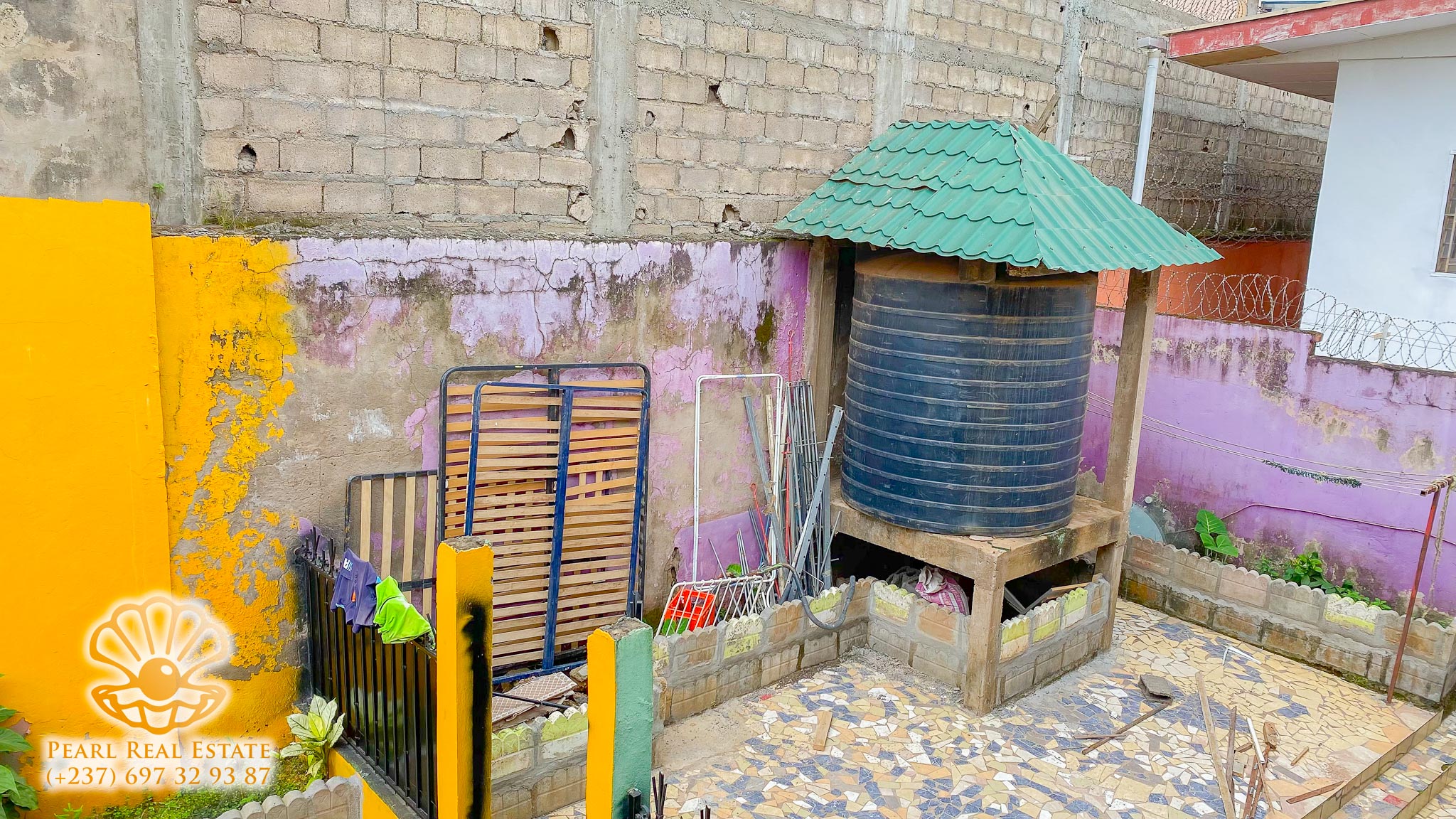 Appartement à louer - Yaoundé, Bastos, Ecole Publique Bastos - 1 salon(s), 2 chambre(s), 1 salle(s) de bains - 400 000 FCFA / mois