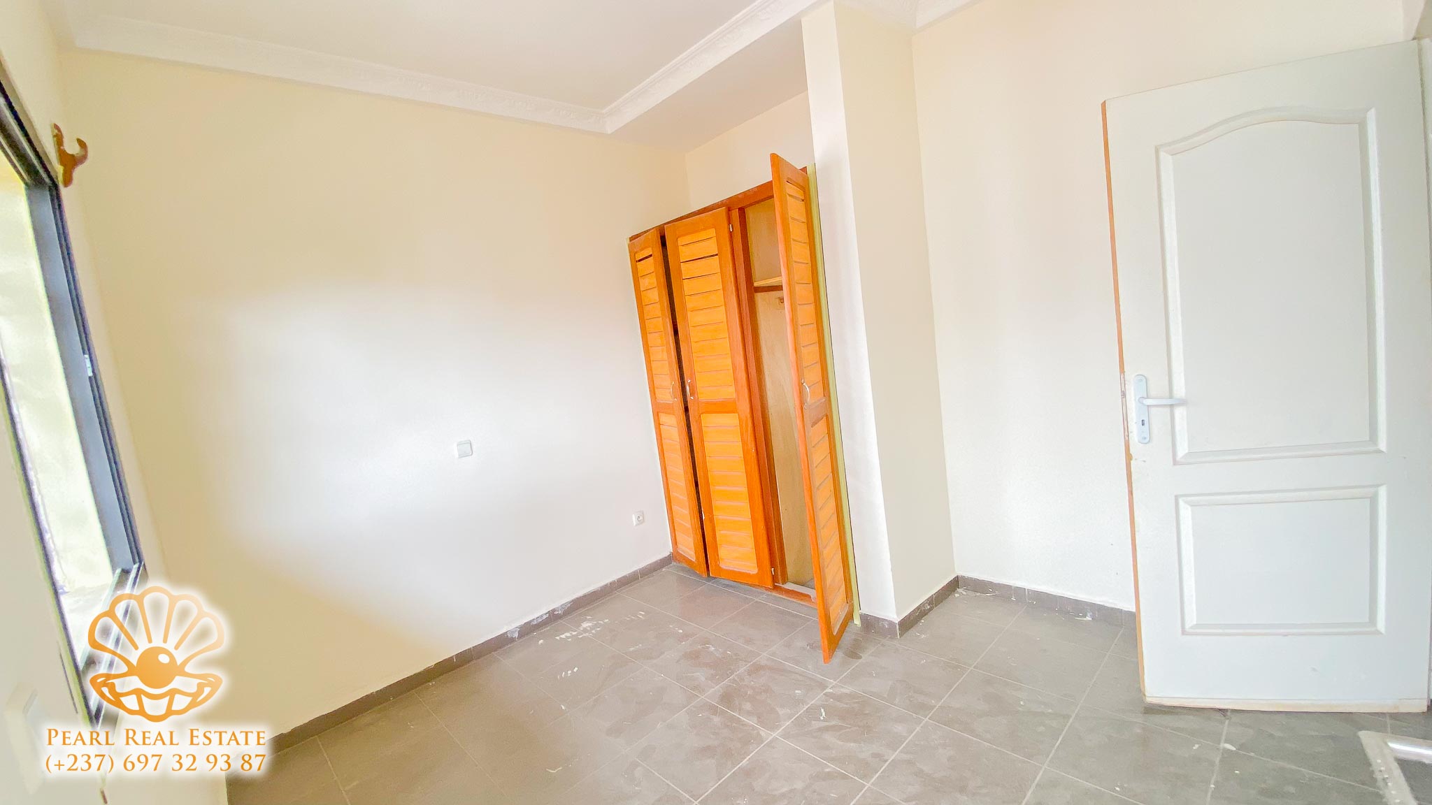 Appartement à louer - Yaoundé, Bastos, Ecole Publique Bastos - 1 salon(s), 2 chambre(s), 1 salle(s) de bains - 400 000 FCFA / mois